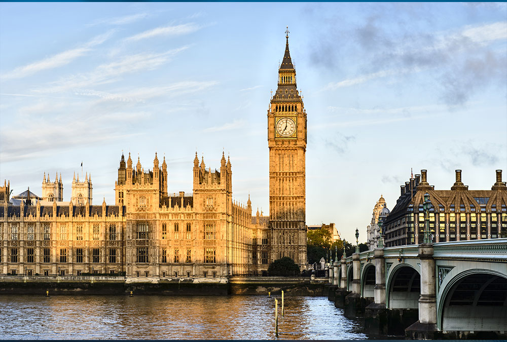 Vue de Big Ben surplombant la Tamise et le Palais de Westminster à Londres.