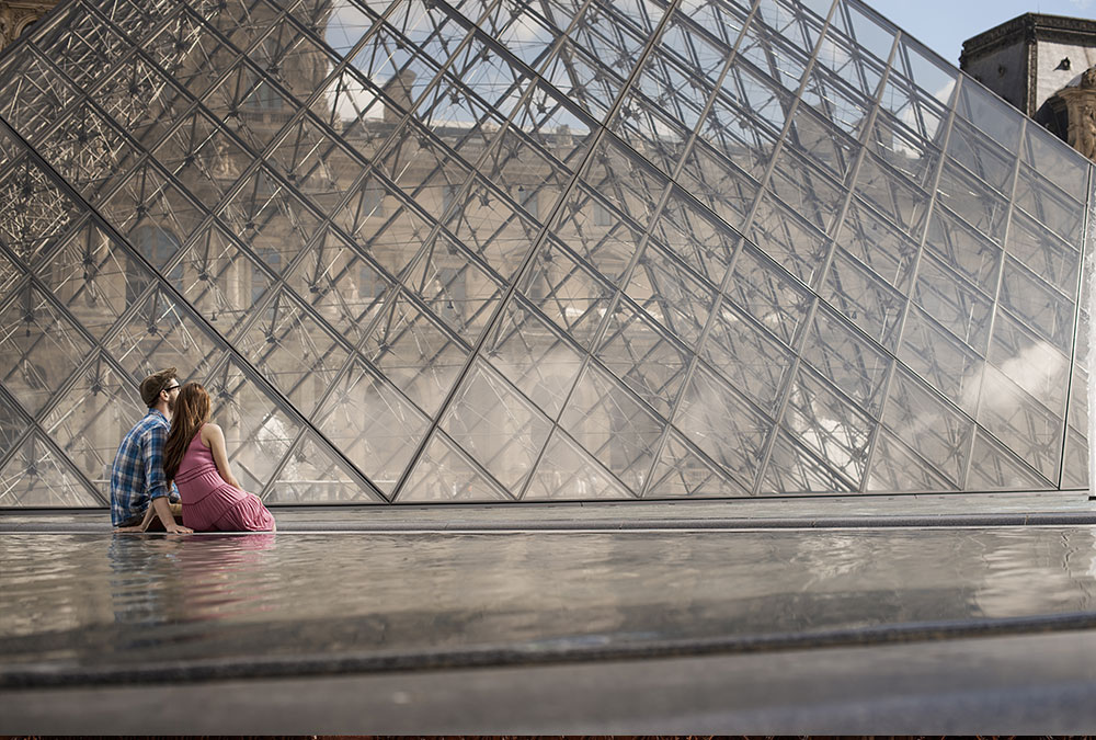 Vue extérieure du Musée du Louvre avec sa célèbre pyramide en verre.