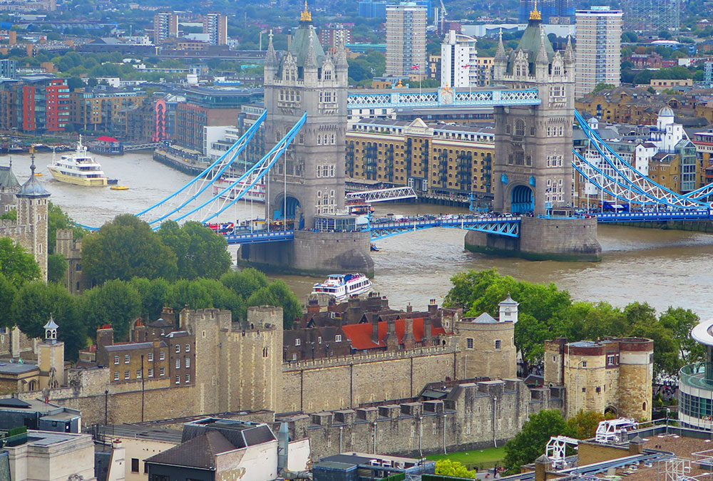 Claire, guide virtuelle IA, expliquant le fonctionnement des machines du Tower Bridge à des visiteurs.