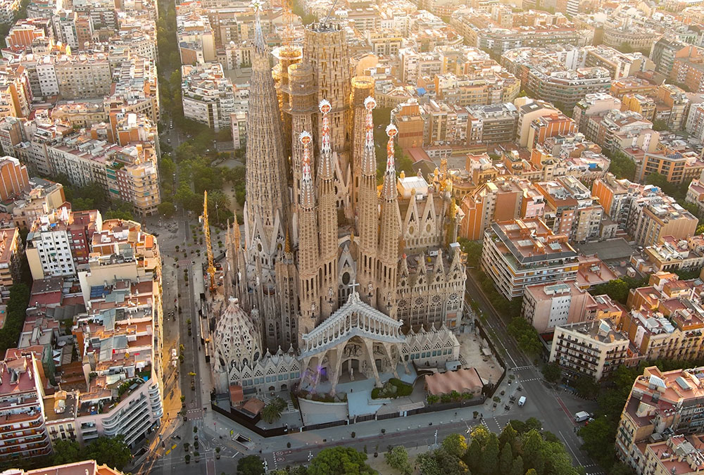 Façade de la Nativité de la Sagrada Familia avec ses sculptures détaillées et ses tours imposantes