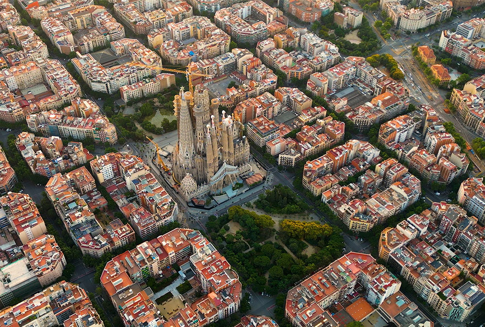 Façade de la Nativité de la Sagrada Familia avec ses sculptures détaillées et ses tours imposantes