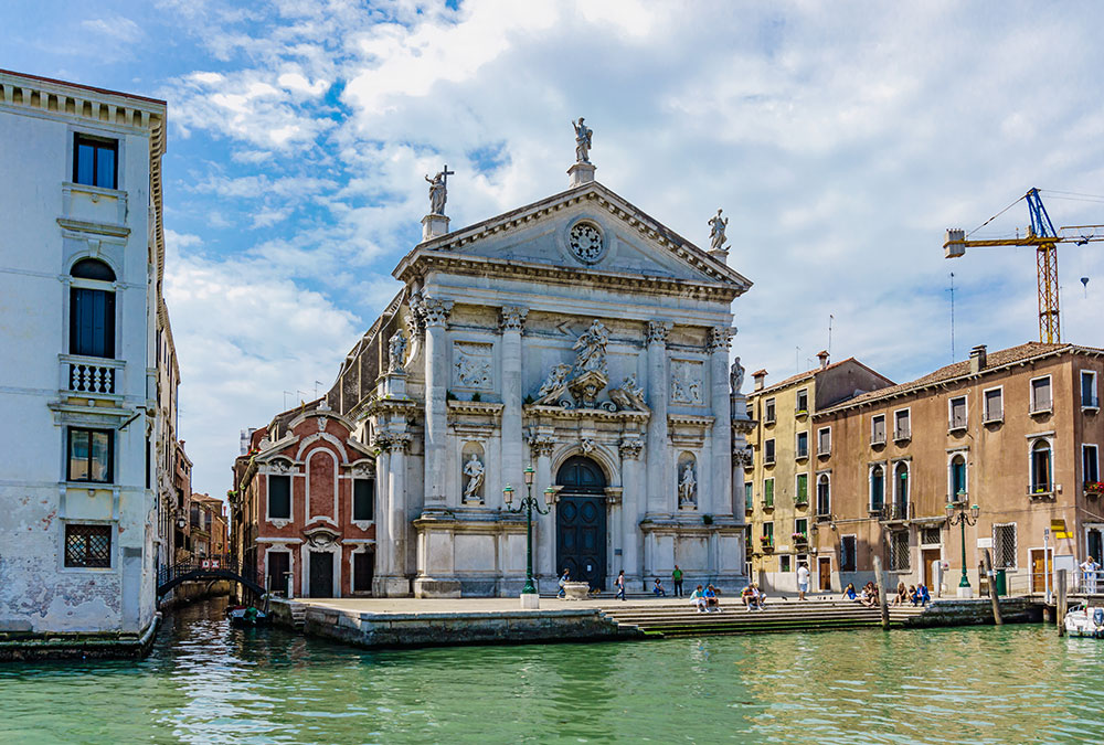 Pont de Rialto à Venise avec des gondoliers naviguant sur le Grand Canal.