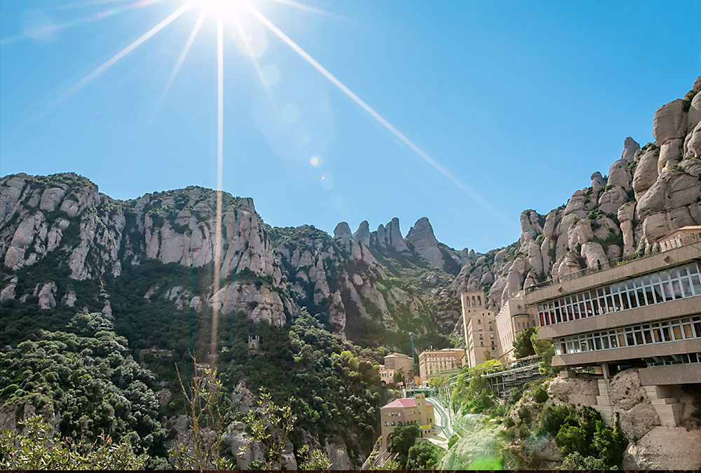 Vue panoramique de l'Abbaye de Montserrat avec les montagnes en arrière-