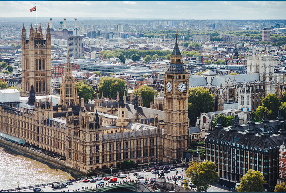 Vue de Big Ben surplombant la Tamise et le Palais de Westminster à Londres.