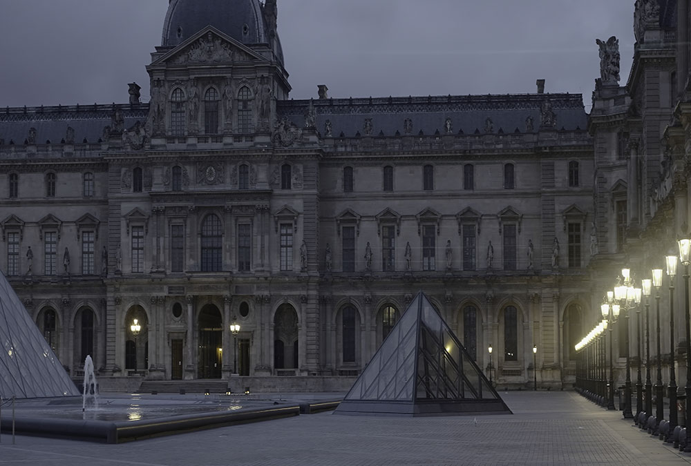 Vue extérieure du Musée du Louvre avec sa célèbre pyramide en verre.