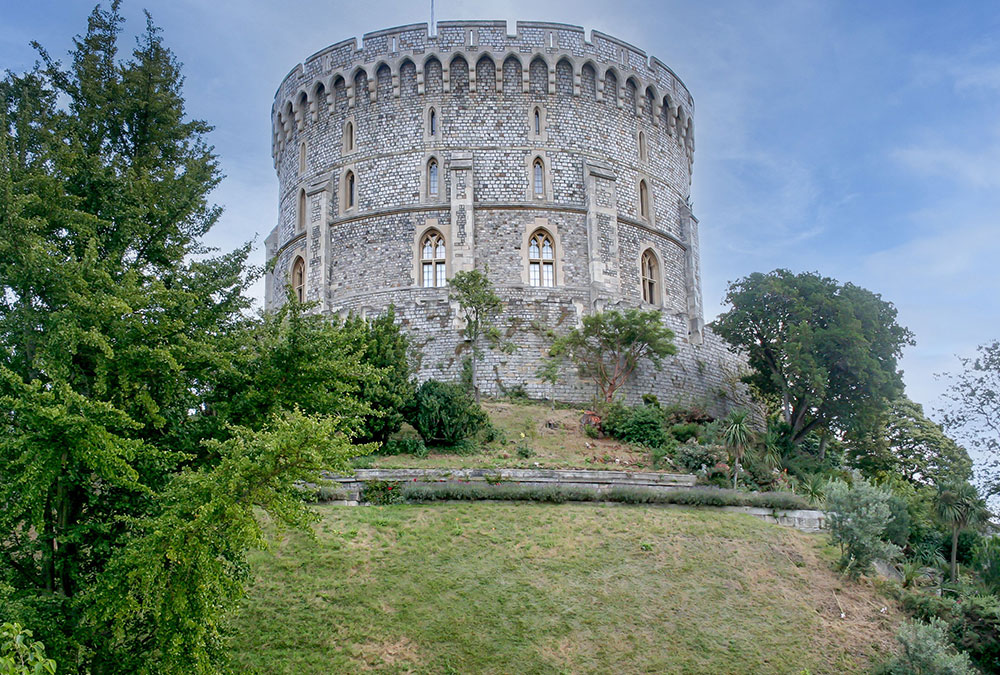 Claire, guide virtuelle IA, expliquant l'histoire du Château de Windsor à des visiteurs.