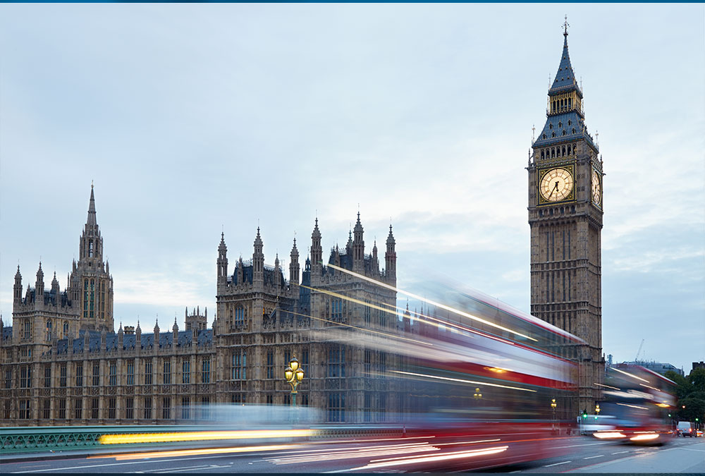 Claire, guide virtuelle IA, expliquant l'histoire de Big Ben à des visiteurs.