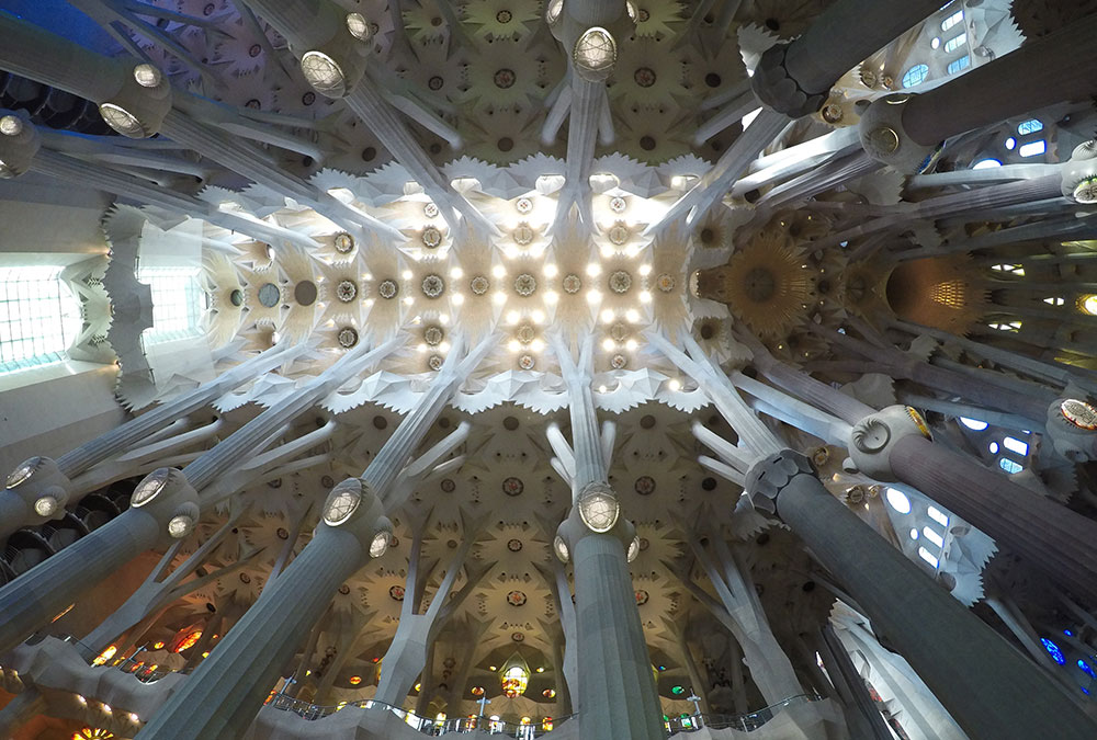 Claire, guide virtuelle IA, expliquant l'architecture de la Sagrada Familia aux visiteurs.