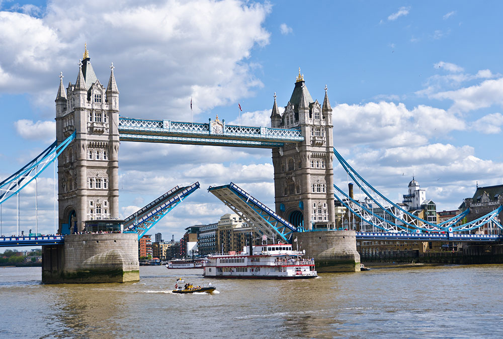 Claire, guide virtuelle IA, expliquant le fonctionnement des machines du Tower Bridge à des visiteurs.