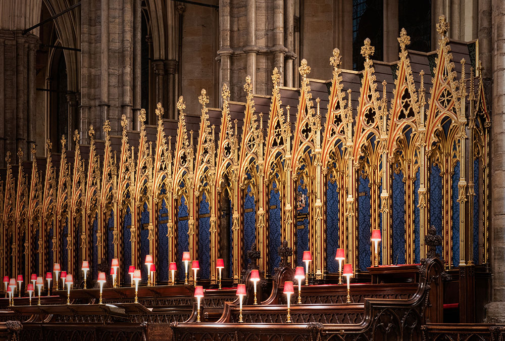 Claire, guide virtuelle IA, expliquant l'histoire de l'Abbaye de Westminster aux visiteurs.