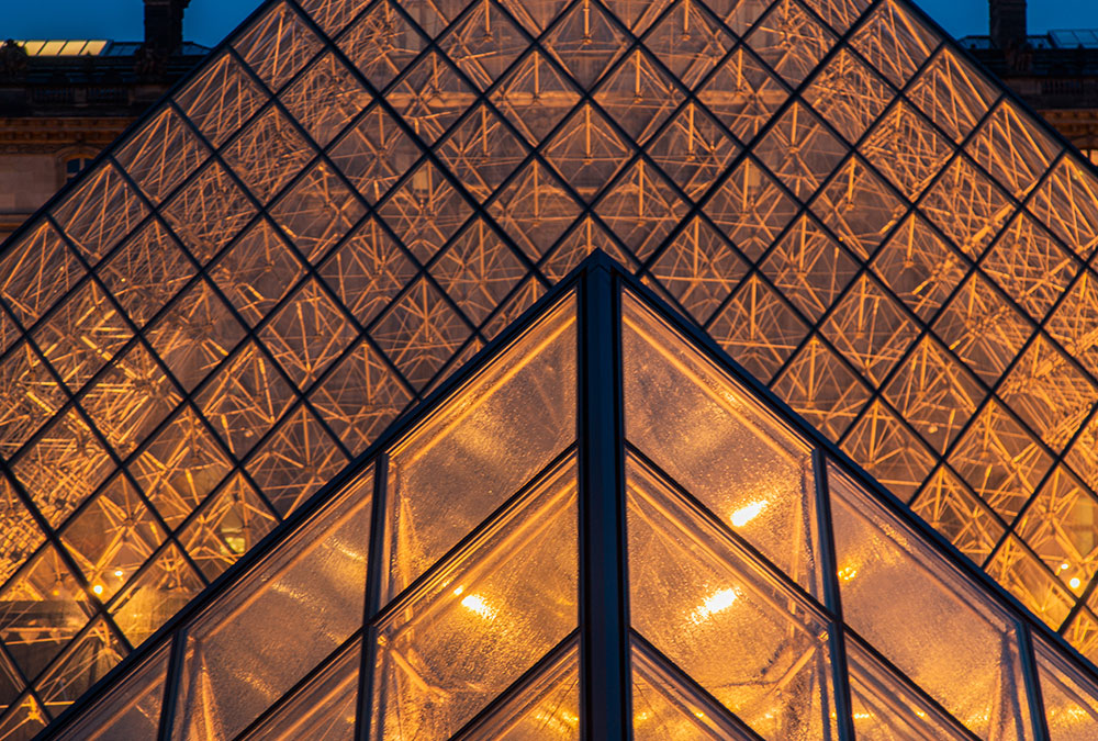 Claire, guide virtuelle IA, expliquant les œuvres d'art du Musée du Louvre aux visiteurs.