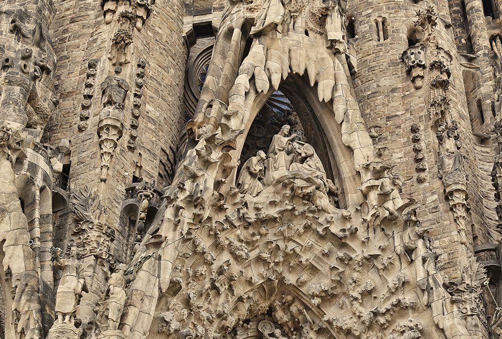 Claire, guide virtuelle IA, expliquant l'architecture de la Sagrada Familia aux visiteurs.