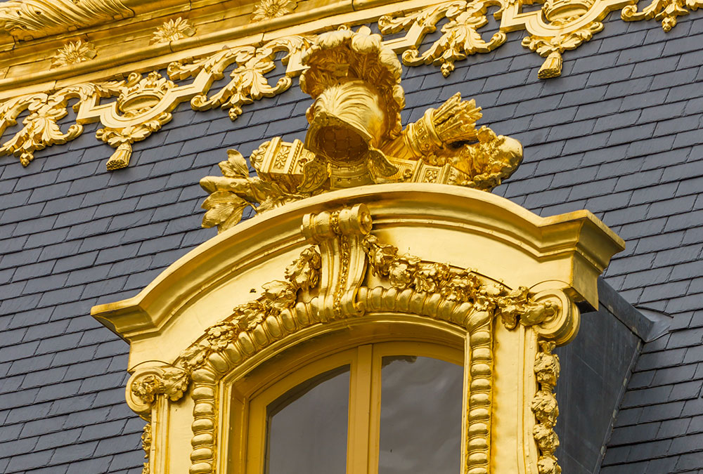 Claire, guide virtuelle IA, expliquant l'histoire des rois de France au Château de Versailles.