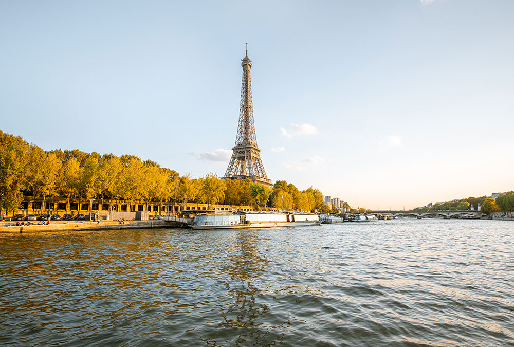 Vue panoramique depuis le sommet de la Tour Eiffel, avec Paris à ses pieds.