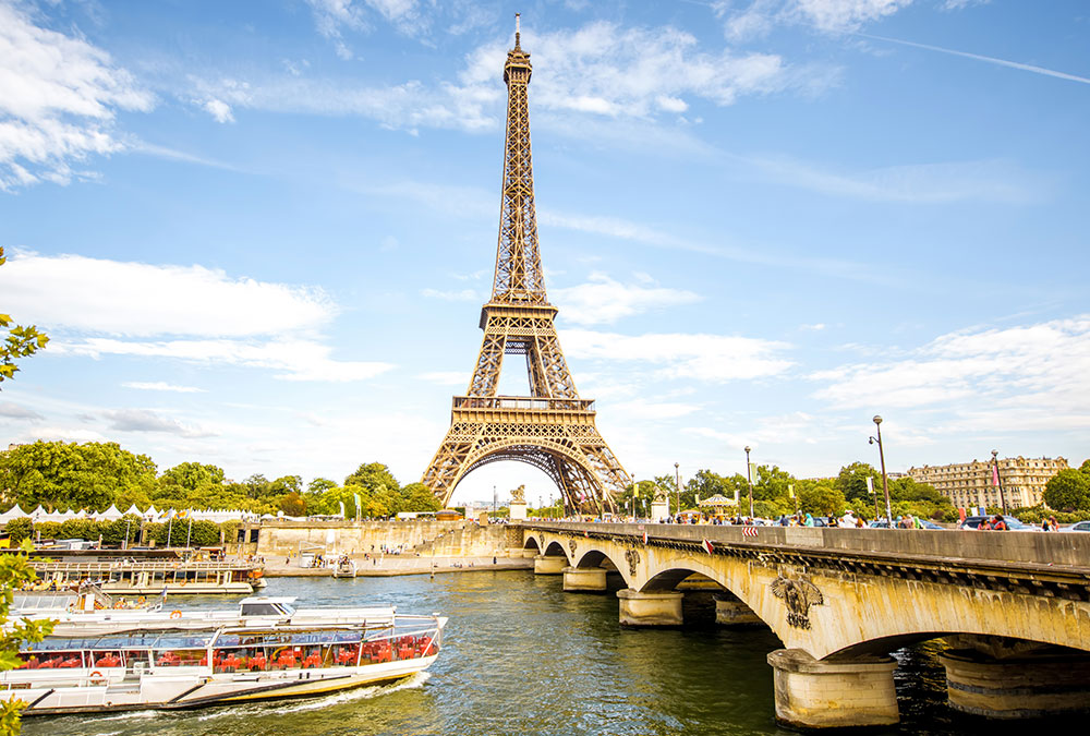 Vue panoramique depuis le sommet de la Tour Eiffel, avec Paris à ses pieds.