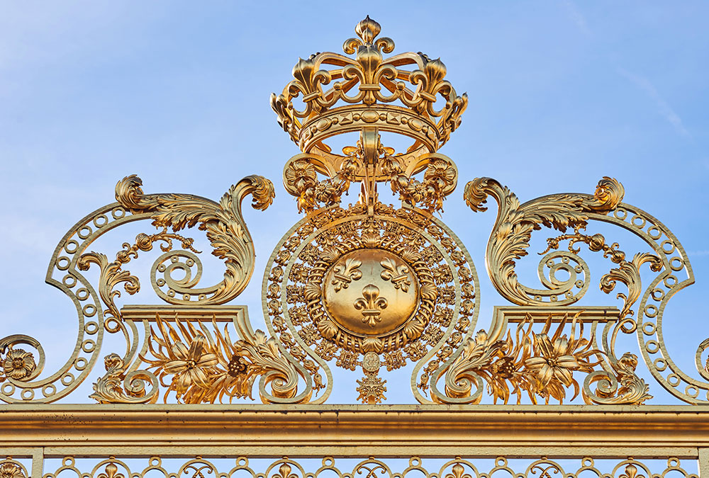 Intérieur de la Galerie des Glaces du Château de Versailles avec ses lustres scintillants.