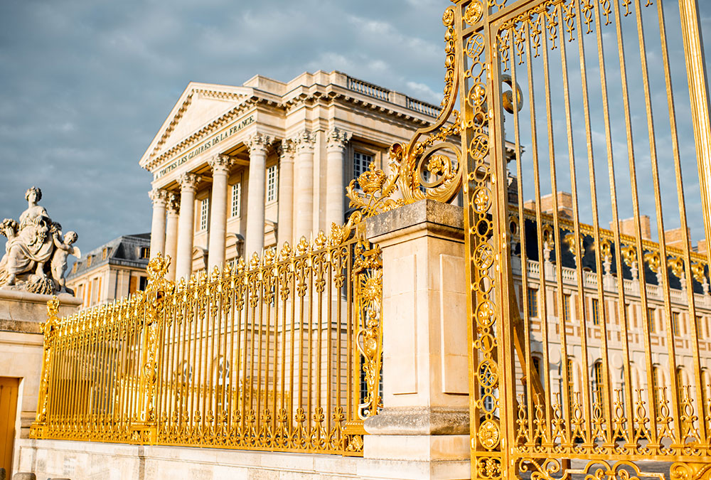 Intérieur de la Galerie des Glaces du Château de Versailles avec ses lustres scintillants.