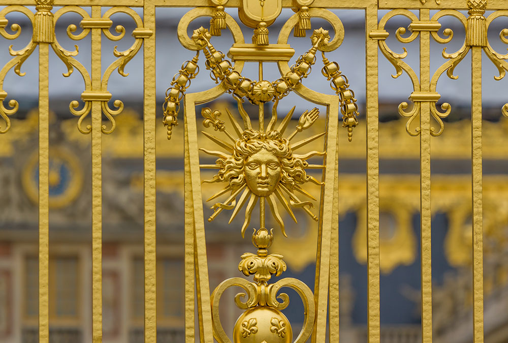 Intérieur de la Galerie des Glaces du Château de Versailles avec ses lustres scintillants.