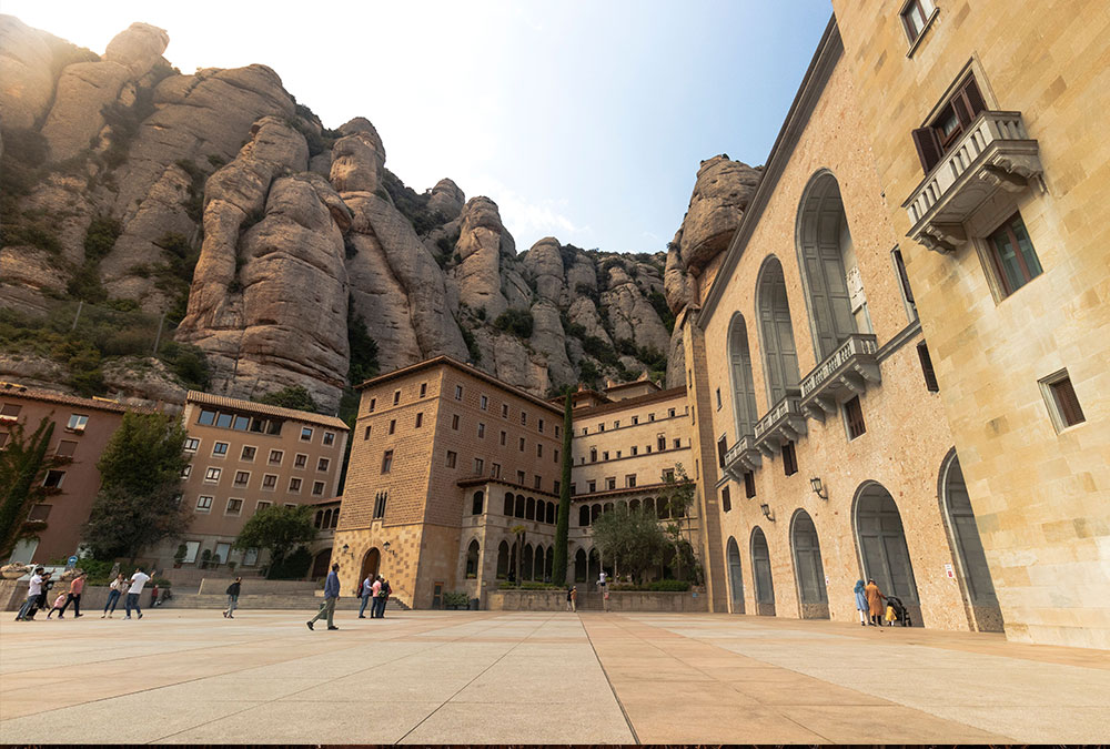 Claire, guide virtuelle IA, expliquant l'histoire de la Vierge noire de Montserrat aux visiteurs.