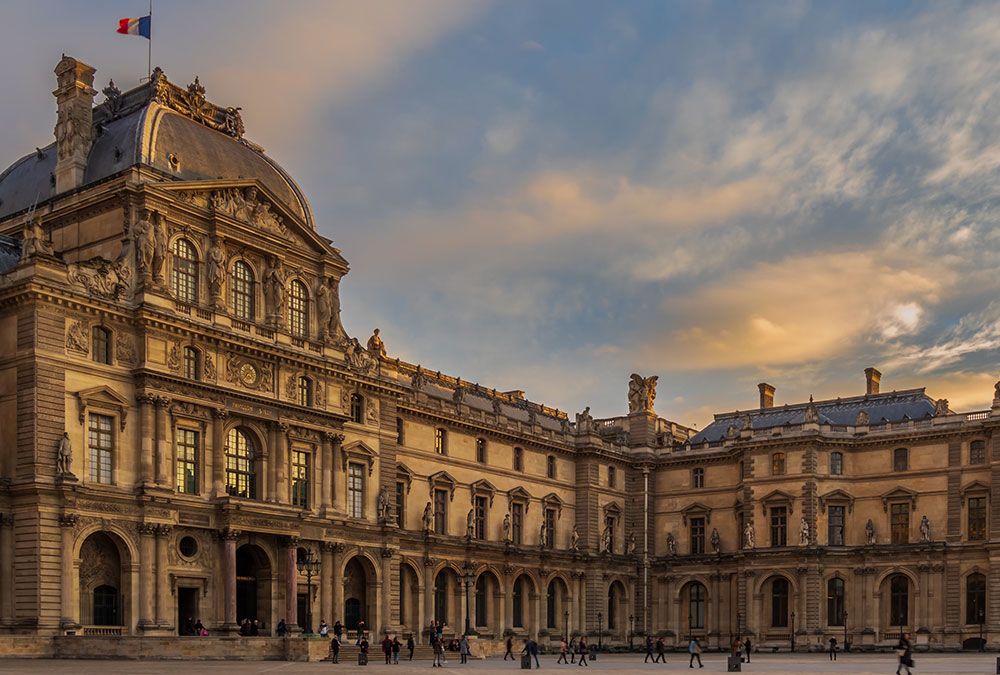 Claire, guide virtuelle IA, expliquant les œuvres d'art du Musée du Louvre aux visiteurs.