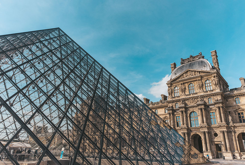 Intérieur du Musée du Louvre, montrant la Mona Lisa et la foule de visiteurs.