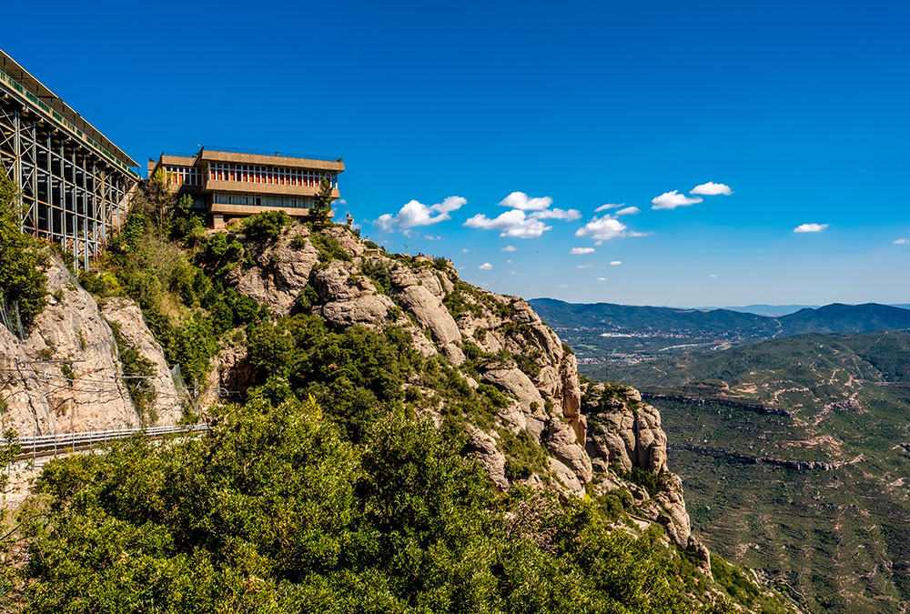 Vue panoramique de l'Abbaye de Montserrat avec les montagnes en arrière-