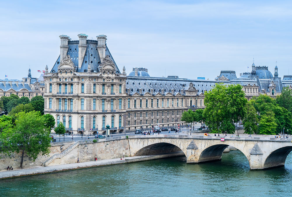 Intérieur du Musée du Louvre, montrant la Mona Lisa et la foule de visiteurs.