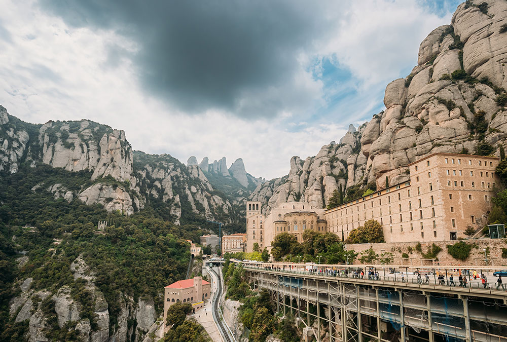 Vue panoramique de l'Abbaye de Montserrat avec les montagnes en arrière-