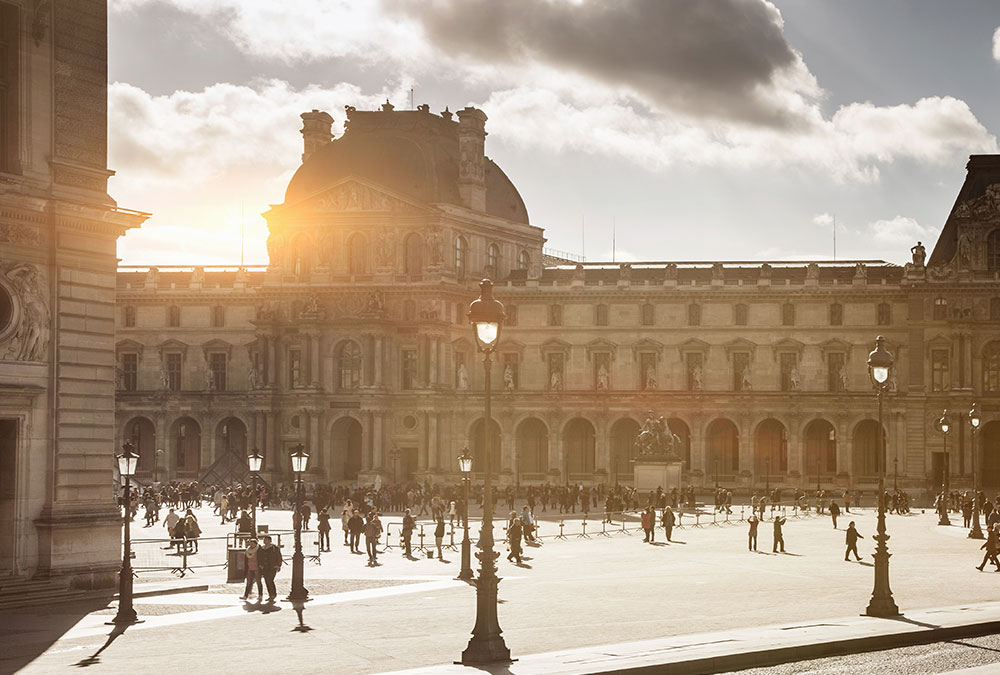 silhouetted-tourists-at-louvre-museum-paris-fran-2024-06-07-20-49-17-utc