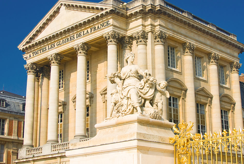 statue-and-palace-facade-with-columns-in-versaille-2023-11-27-05-21-17-utc