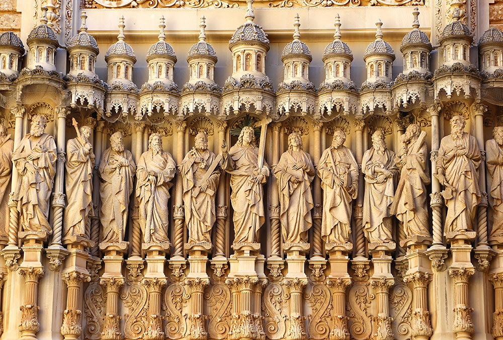 Intérieur de la basilique de l'Abbaye de Montserrat avec ses œuvres d'art religieux.