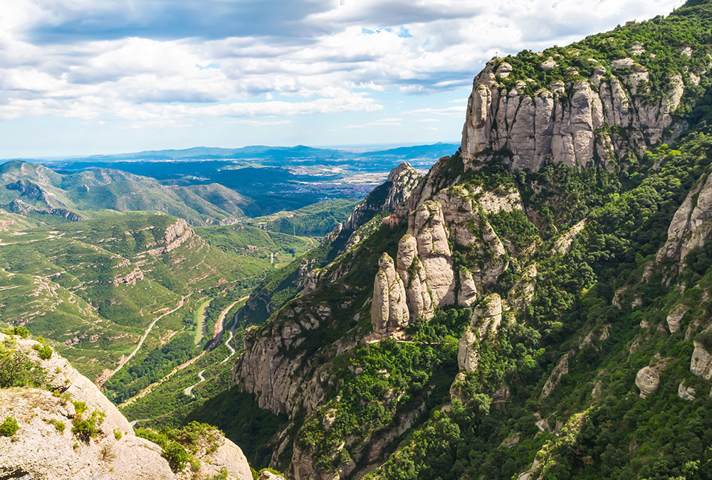 Vue panoramique de l'Abbaye de Montserrat avec les montagnes en arrière-