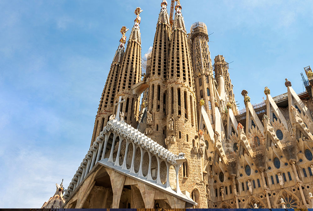 Façade de la Nativité de la Sagrada Familia avec ses sculptures détaillées et ses tours imposantes