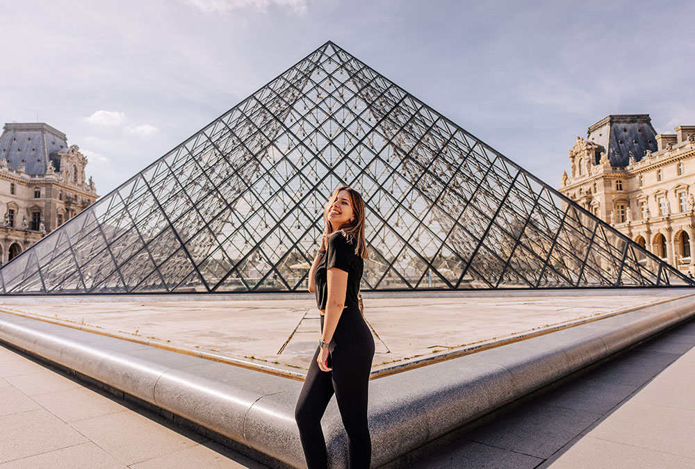 tourist-posing-in-front-of-the-louvre-museum-in-pa-2023-11-27-04-53-58-utc