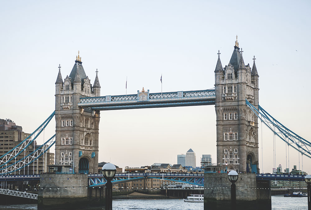 Passerelle vitrée du Tower Bridge avec vue panoramique sur Londres.