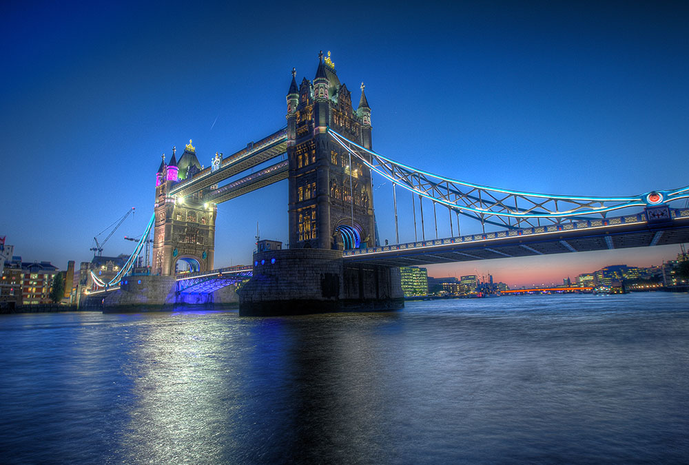 Claire, guide virtuelle IA, expliquant le fonctionnement des machines du Tower Bridge à des visiteurs.