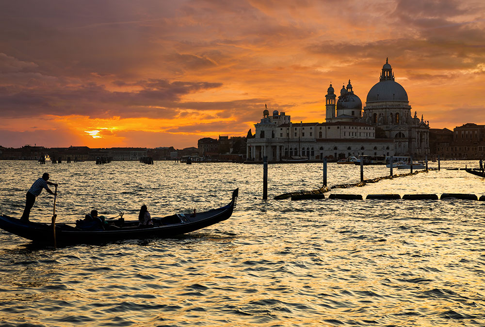 Claire, guide virtuelle IA, expliquant l'histoire de Venise aux visiteurs.