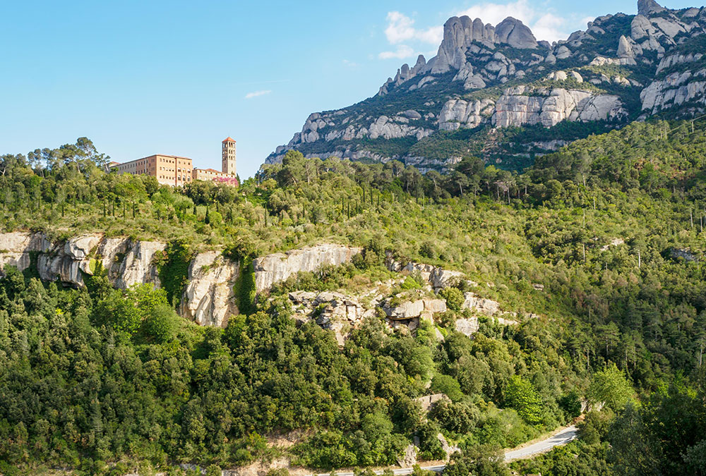 Intérieur de la basilique de l'Abbaye de Montserrat avec ses œuvres d'art religieux.